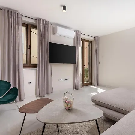 Apartment Dogas *