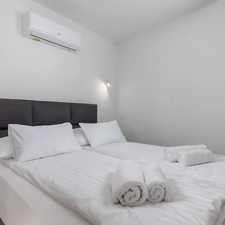 Apartment Dogas *